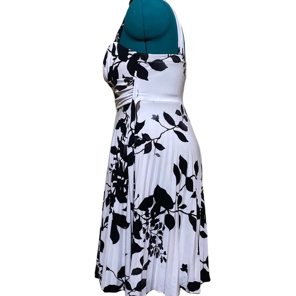 Women’s Floral Black and White Pleated Dress 👗 Large - Picture 2 of 8